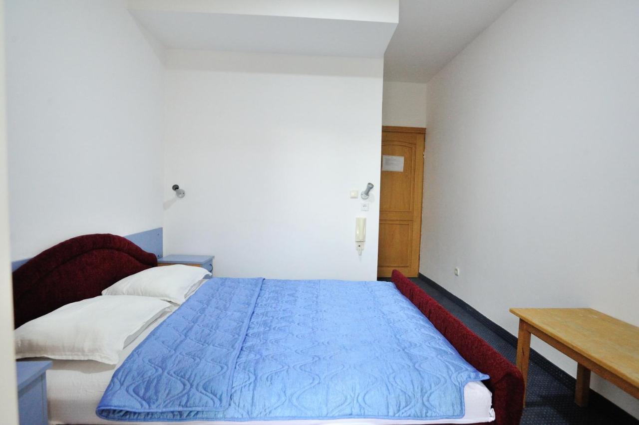 נאום Hotel Lav מראה חיצוני תמונה