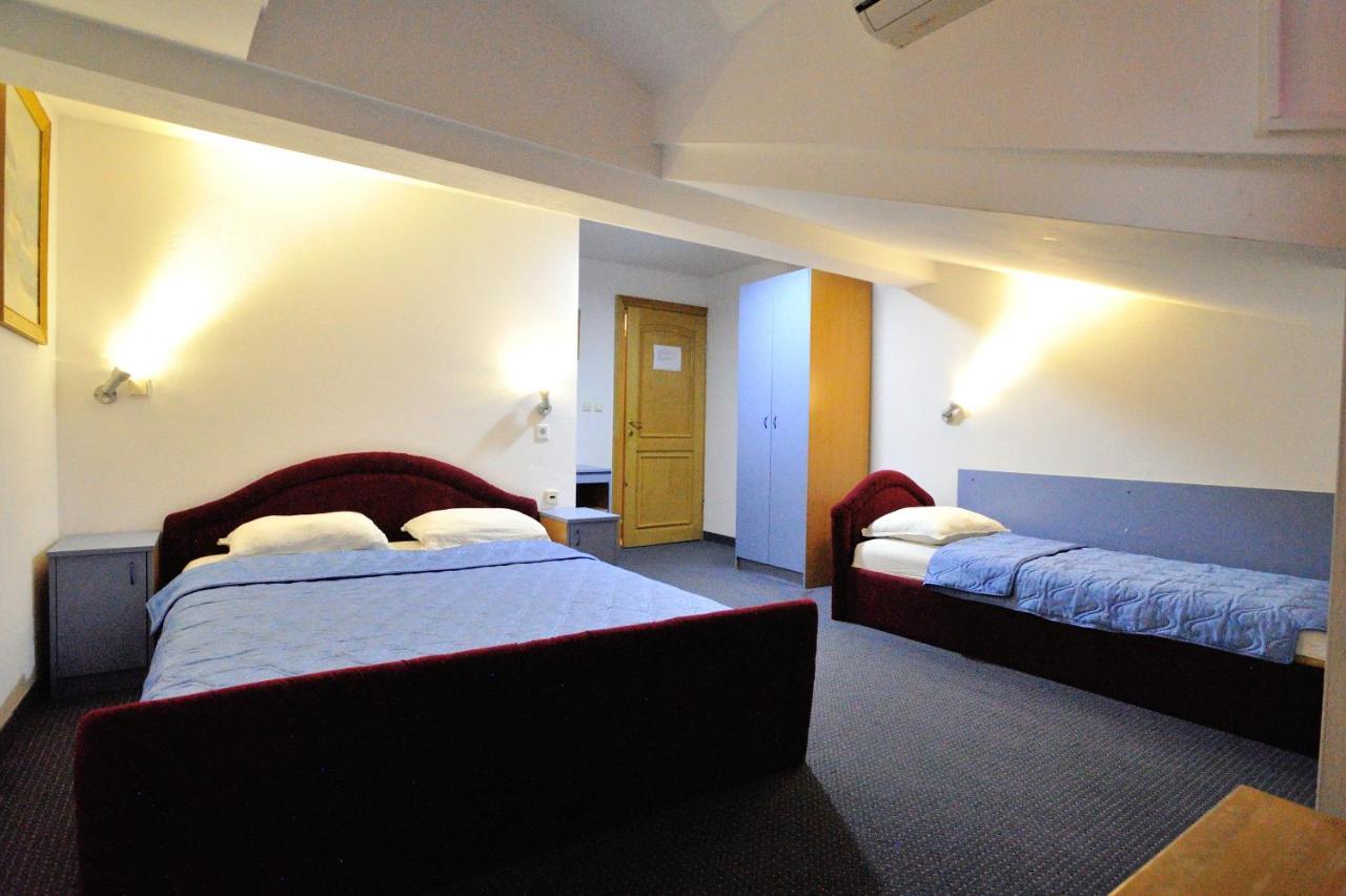 נאום Hotel Lav מראה חיצוני תמונה
