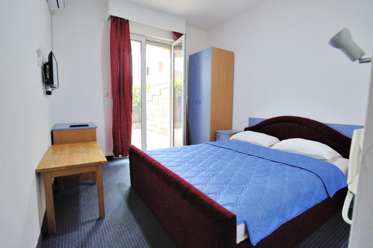 נאום Hotel Lav מראה חיצוני תמונה