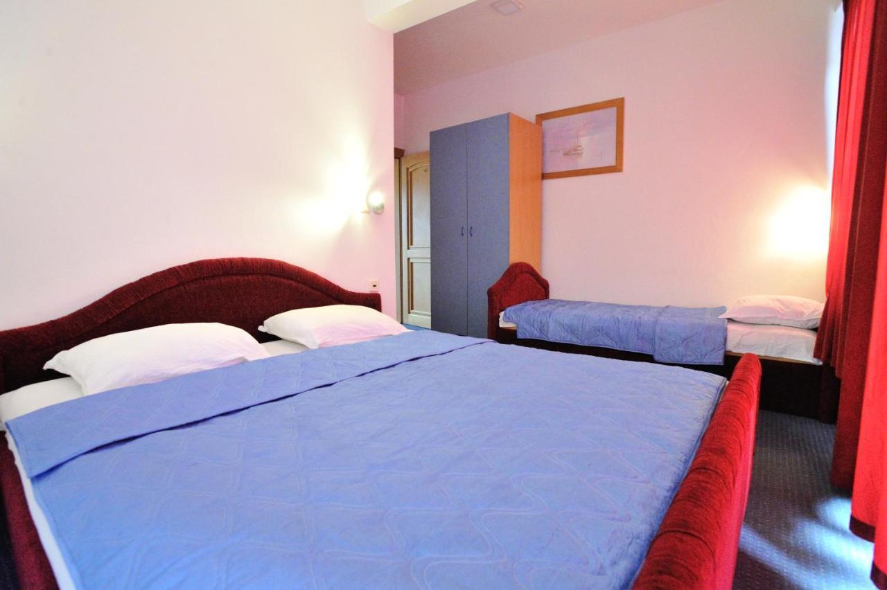 נאום Hotel Lav מראה חיצוני תמונה
