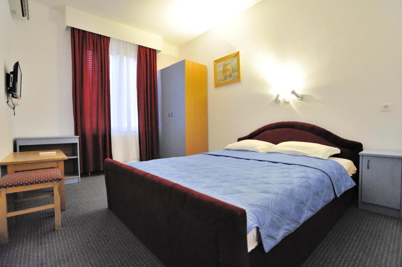 נאום Hotel Lav מראה חיצוני תמונה