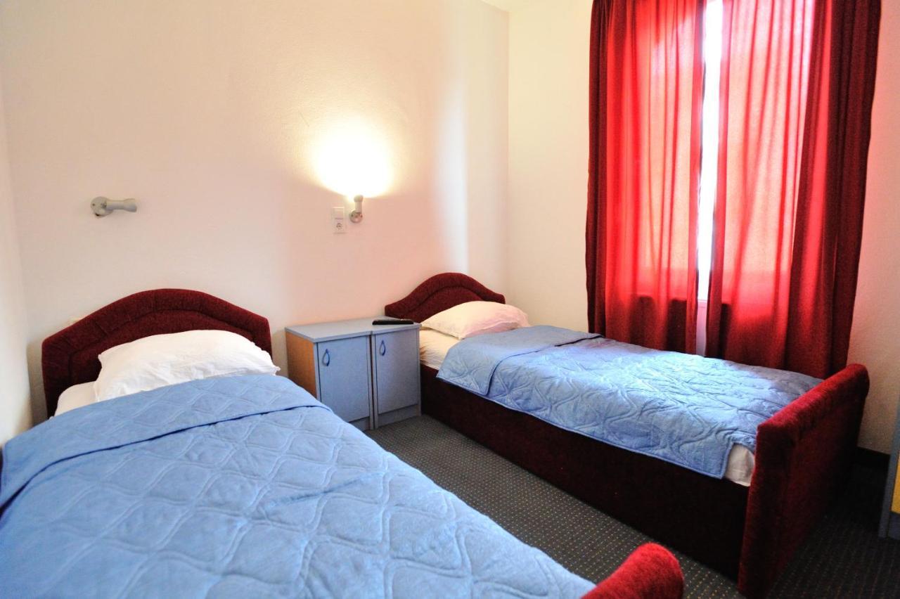 נאום Hotel Lav מראה חיצוני תמונה