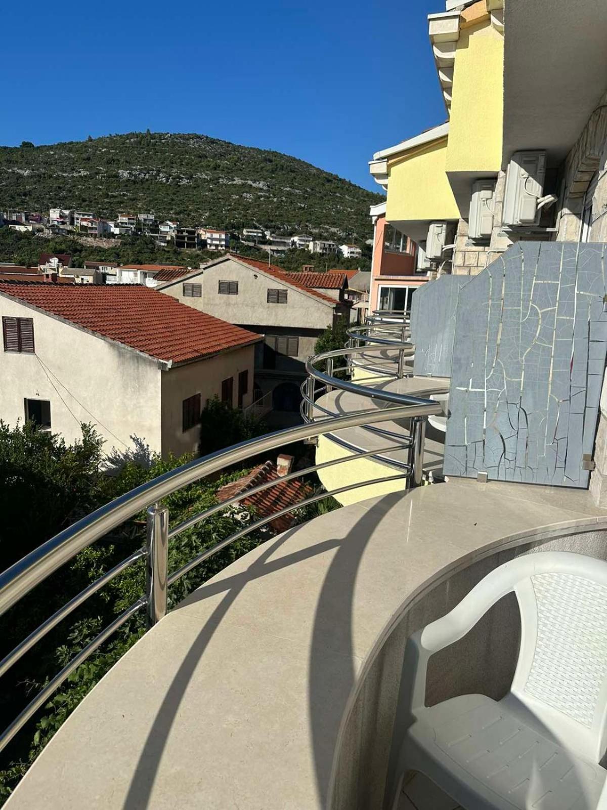 נאום Hotel Lav מראה חיצוני תמונה